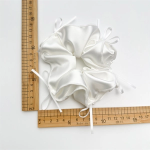 Chouchou en satin blanc avec petits nœuds rubans pour coiffures élégantes de ballet