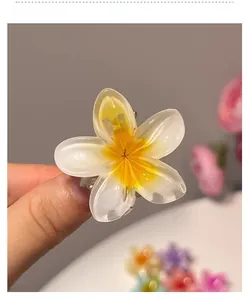 Detail einer lichtdurchlässigen Frangipani Haarklammer aus Harz für den Strandurlaub