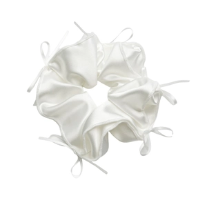 Chouchou en satin blanc avec petits nœuds rubans, accessoire cheveux style ballerine
