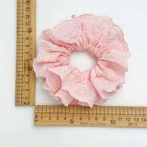 Rosa Spitzen-Haargummi mit Stickerei und Wellenkanten, 11 cm Durchmesser im Display