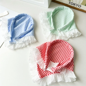 Trois bandanas triangulaires à carreaux pour femmes en bleu vert rouge avec dentelle blanche
