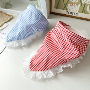 Détail de bandanas à carreaux rouges et bleus avec bords délicats en dentelle blanche