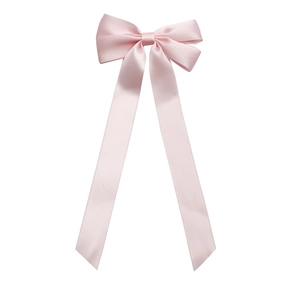 Elegante pinza para el pelo con lazo de satén rosa claro y cintas largas en fondo blanco