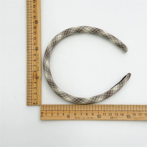 Serre-tête classique à carreaux marron et crème, avec mesure de 14 cm de diamètre