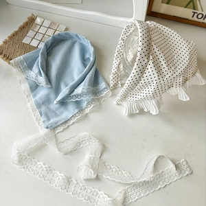 Bandeau à pois et dentelle bleu clair avec broderies florales et liens blancs