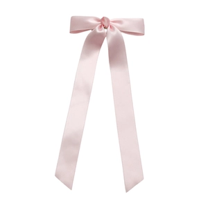 Pince à cheveux élégante avec nœud en satin rose et longs rubans sur fond blanc neutre