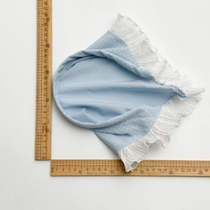 Bandeau à pois bleu clair avec dentelle blanche à froufrous, affichage de 24 cm de large