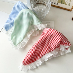 Vue détaillée de foulards à carreaux bleu vert et rouge avec bordure en dentelle blanche