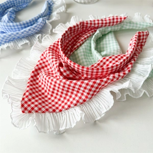 Détail de bandeaux à carreaux colorés avec d'élégants bords à volants blancs en tissu de coton