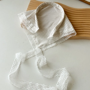 Vue détaillée du bandana à pois blancs avec bordure en dentelle délicate et tissu texturé
