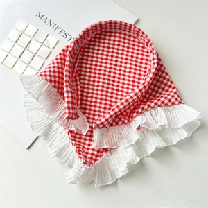 Détail du bandana à carreaux rouges et blancs avec bordure en dentelle plissée blanche