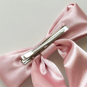 Fermaglio per capelli a fiocco in raso rosa con clip in metallo sul retro