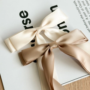 Barrettes à cheveux à double nœud en satin crème et champagne pour un look élégant