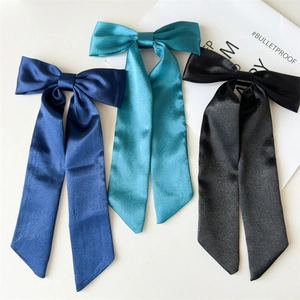 Set di tre eleganti fermagli per capelli a fiocco in raso con nastri lunghi in blu e nero