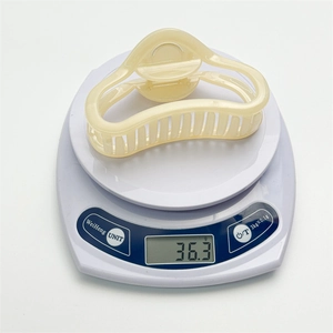 Detailed view of large cream jelly claw clip showing a lightweight weight of 36.3 grams