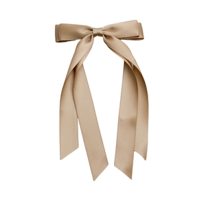 Barrette à double nœud en satin champagne avec de longs rubans sur fond blanc
