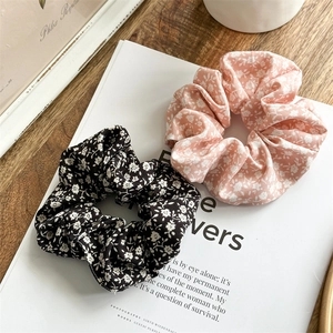 Haargummis-Set mit floralem Muster in Rosa und Schwarz aus weichem Stoff im Daisy-Design