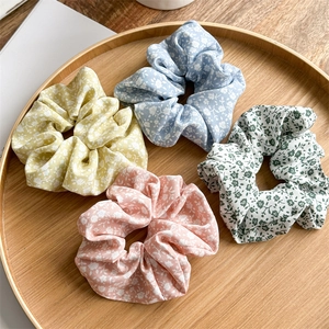Vierer-Set geblümte Haargummis aus Stoff in Gelb, Blau, Rosa und Weiß mit Gänseblümchen