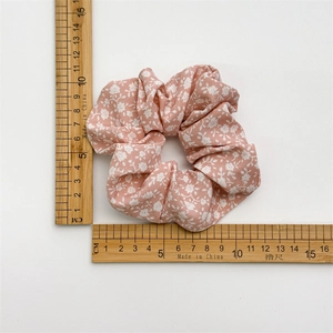 Rosa Gänseblümchen Haargummi mit Lineal zur Darstellung der Größe von 10cm Durchmesser