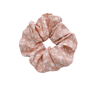 Rosa Haargummi mit Gänseblümchen-Print aus hochelastischem Stoff und Rüschendesign