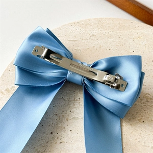 Barrette à cheveux nœud en satin bleu clair avec pince à ressort en métal au style français