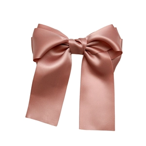 Pince à cheveux élégante en satin rose poudré avec nœud et rubans effet soyeux