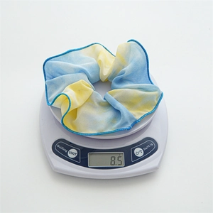 Chouchou géant tie-dye bleu et jaune en mousseline pesant 8,5g sur une balance précise