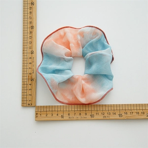 Chouchou géant effet tie-dye orange et bleu en mousseline avec bordure cousue rouge