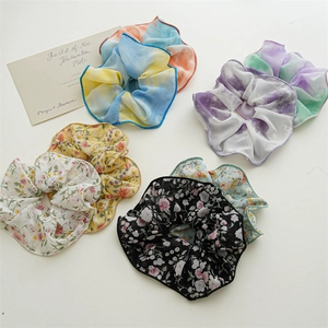 Lot de chouchous tie-dye et floraux surdimensionnés en tissu mousseline sur fond blanc