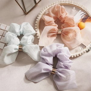 Chouchous à nœuds élégants avec boucles dorées en rose, bleu et violet voilé