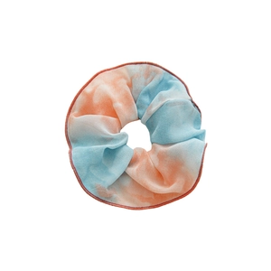 Chouchou géant tie-dye bleu clair et rose en mousseline avec bords cousus fins