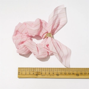 Chouchou élégant en mousseline rose avec rayures dorées et boucle en métal doré