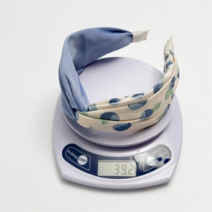 Detail showing wide knotted headband dual patterns in blue and white weighing 39.2g