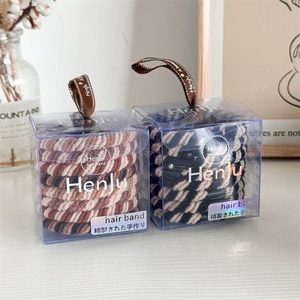 Details von elastischen Haargummis in einer eleganten Geschenkbox mit Schleife