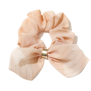 Chouchou élégant en mousseline beige avec rayures dorées et boucle noeud métallique