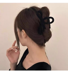 Elegante fermaglio per capelli a fiocco nero floccato su uno chignon basso curato