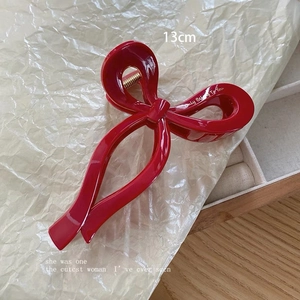 Detailansicht einer 13cm roten großen Haarklammer mit goldener Buchstaben-Gravur