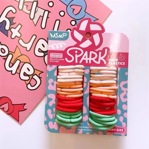 Primo piano di elastici per capelli colorati da 2cm per neonati su confezione card