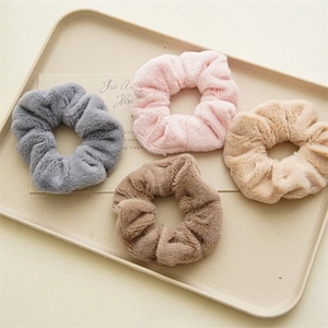 Elastici in peluche grigio, rosa, beige e caffè per un'acconciatura invernale elegante