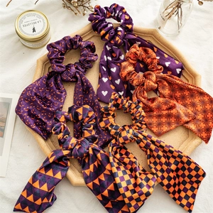 Set di 5 elastici per capelli Halloween in velluto con motivi di zucca e pipistrello su vassoio