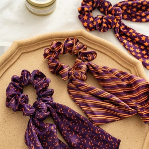 Tre elastici per capelli in velluto per Halloween con motivi a zucca e stelle viola e arancio