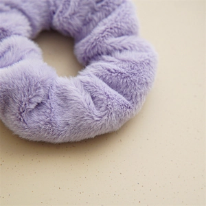 Dettaglio di elastico per capelli lavanda in peluche con consistenza in ecopelliccia