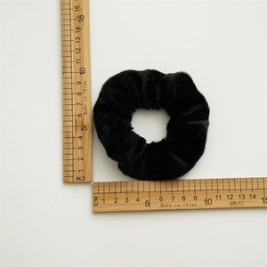 Elegante elastico per capelli in pelliccia sintetica nera ad alta elasticità con scala