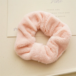 Dettaglio dell'elastico in peluche rosa con texture in morbida ecopelliccia soffice