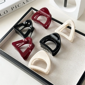 Pince à Cheveux Géométrique Minimaliste Creuse Triangle Laquée Barrette Femmes Mode Accessoire de Cheveux Antidérapant