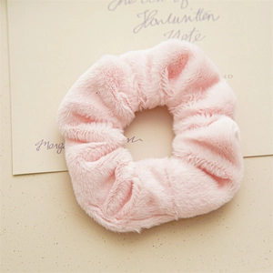 Dettaglio ravvicinato dell'elastico rosa soffice in morbida pelliccia sintetica