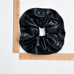 Chouchou géant 18cm en cuir noir avec surpiqûres détaillées sur fond blanc