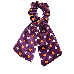 Elastico per capelli in raso viola con nastri lunghi e motivi a cuori bianchi e arancio