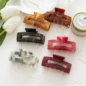 Detail of 6-pack large acrylic hair claws in marble and tortoiseshell patterns