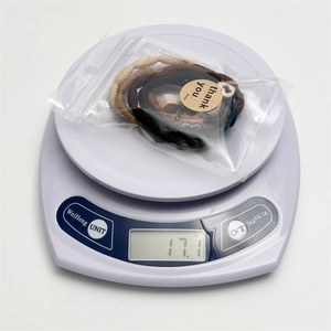 Lot de 5 élastiques à cheveux extensibles tons terre sur balance pesant 17,1g